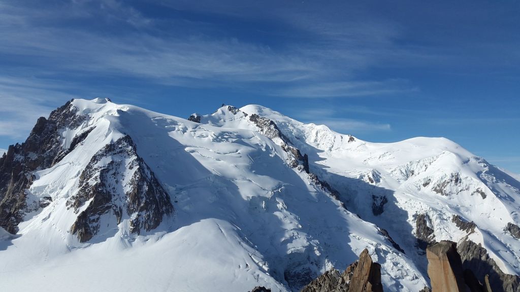 Le sommet du Mont Blanc vu depuis l'Aiguille du Midi : voie des 3 Monts au premier plan, voie normale par le goûter au fond.